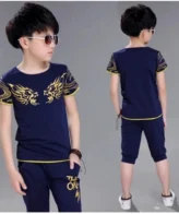 ⁦طقم ولادي من قطعتين تي شيرت النسر مع شورت شكل هندسي⁩ - الصورة ⁦3⁩