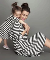 ⁦فستان الام وابنتها صيفي بنمط مخطط⁩ - الصورة ⁦3⁩