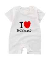 ⁦رومبير باكمام قصيرة للاطفال للجنسين بكتابة i love MOM & DAD⁩ - الصورة ⁦2⁩