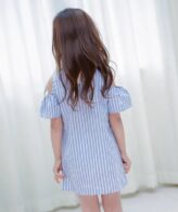 ⁦فستان بناتي أنيق بأكمام قصيرة نمط مخطط للفتيات الصغيرات⁩ - الصورة ⁦4⁩