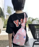 ⁦حقيبة كتف بنمط وحيد القرن اللطيف مناسبة للبنات والاولاد⁩ - الصورة ⁦3⁩