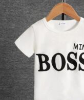 ⁦طقم تيشيرت مع سروال أنيق من أروع الموديلات بنمط لطيف مطبوع علية كلمة MINI BOOS⁩ - الصورة ⁦4⁩