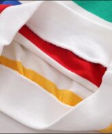 ⁦طقم ولادي كاجوال متعدد الألوان مخطط مكون من 3 قطع بلوفر بأكمام طويلة + بنطال جينز +حقيبة بنمط ديناصور أحدث أصدارت الموضة⁩ - الصورة ⁦3⁩