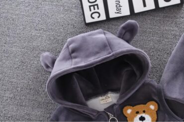 ⁦طقم شتوي مكون من ثلاث قطع فنيلة بأكمام طويلة ويلق مع غطاء للرأس وبنطلون بنمط رسوم كرتونية⁩ - الصورة ⁦9⁩