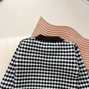 ⁦طقم بناتي شتوي , بتصميم كلاسيكي عصري مكون من بلوزة بأكمام طويلة مرصعة بأزرار لؤلؤية بيضاء  + تنورة  مناسب لجميع المناسبات⁩ - الصورة ⁦5⁩