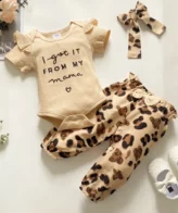 ⁦طقم بناتي أنيق مكون من رومبير مضلع بأكمام قصيرة و بنطلون طبعة جلد النمر وربطة شعر بتصميم جذاب يجعل طفلتك مثالية ونجمة⁩ - الصورة ⁦2⁩