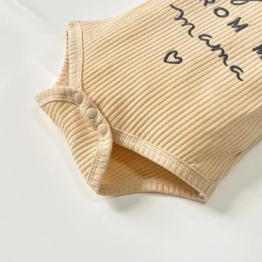 ⁦طقم بناتي أنيق مكون من رومبير مضلع بأكمام قصيرة و بنطلون طبعة جلد النمر وربطة شعر بتصميم جذاب يجعل طفلتك مثالية ونجمة⁩ - الصورة ⁦6⁩