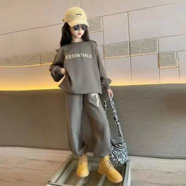 طقم بناتي أنيق بأكمام طويلة بتصميم جذاب وعصري