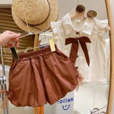 ⁦طقم بناتي أنيق مكون من شميز بدون أكمام مزين بفيونكة وشورت بتصميم عصري جذاب⁩ - الصورة ⁦4⁩