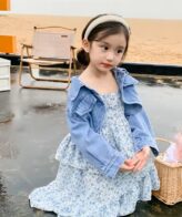 ⁦طقم فستان كاجوال للبنات  مكون من قطعتين جاكيت جينز قصير وفستان مزهر⁩ - الصورة ⁦2⁩