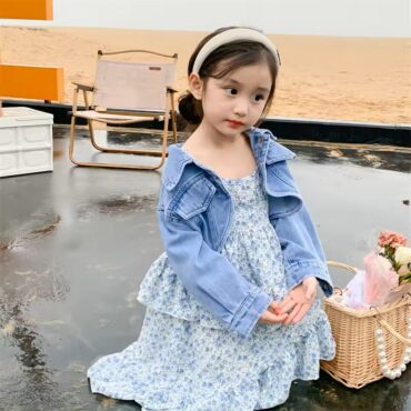 ⁦طقم فستان كاجوال للبنات  مكون من قطعتين جاكيت جينز قصير وفستان مزهر⁩ - الصورة ⁦2⁩
