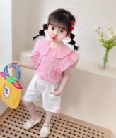 ⁦طقم بناتي راقي مكون من شميز بياقة مستديرة مكشكش وشورت.⁩ - الصورة ⁦5⁩