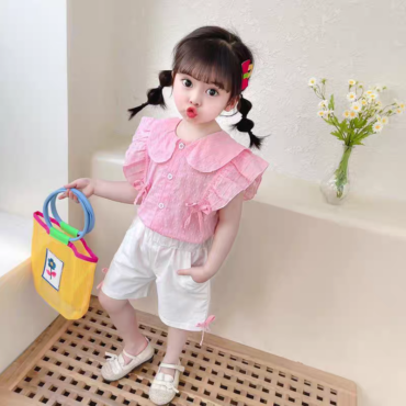 ⁦طقم بناتي راقي مكون من شميز بياقة مستديرة مكشكش وشورت.⁩ - الصورة ⁦5⁩