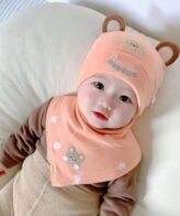 ⁦طقم مكون من قبعة ومريلة⁩ - الصورة ⁦2⁩
