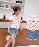 ⁦طقم بناتي يتكون من بلوزة بأكمام قصيرة وشورت جينز بتصميم حديث وجذاب للفتيات الصغيرات⁩ - الصورة ⁦5⁩
