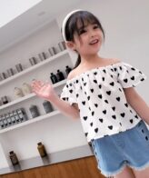 ⁦طقم بناتي يتكون من بلوزة بأكمام قصيرة وشورت جينز بتصميم حديث وجذاب للفتيات الصغيرات⁩ - الصورة ⁦6⁩