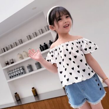 ⁦طقم بناتي يتكون من بلوزة بأكمام قصيرة وشورت جينز بتصميم حديث وجذاب للفتيات الصغيرات⁩ - الصورة ⁦6⁩