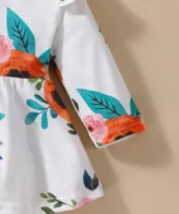 ⁦طقم بناتي برسومات زهور لطيفة لباس علوي مطوي الثنايا مقلم بكشكش & بنطلون جينز مهتري الحواف⁩ - الصورة ⁦5⁩