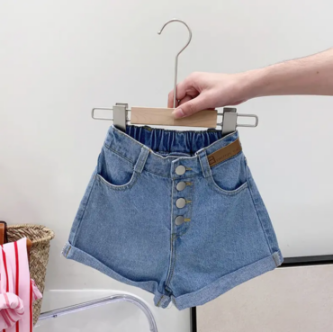 ⁦طقم بناتي بيتصميم أنيق وجذاب مكون من بلوزة بدون أكمام وقميص مخطط وشورت⁩ - الصورة ⁦6⁩