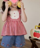 ⁦طقم بناتي يتكون من بلوزة بأكمام قصيرة مكشكشة وشورت بتصميم حديث وجذاب للفتيات الصغيرات⁩ - الصورة ⁦4⁩