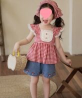 ⁦طقم بناتي يتكون من بلوزة بأكمام قصيرة مكشكشة وشورت بتصميم حديث وجذاب للفتيات الصغيرات⁩ - الصورة ⁦2⁩