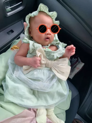 ⁦فستان بدون أكمام مزين بفيونكة مع قبعة للفتيات الصغيرات⁩ - الصورة ⁦3⁩