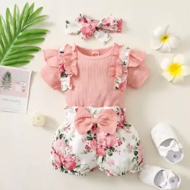 ⁦طقم بناتي أنيق وجذاب مكون من بوديسوت مكشكش وشورت مزين بفيونكة مع ربطة شعر⁩ - الصورة ⁦2⁩