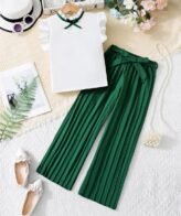 طقم بناتي يتكون من قطعتين، بلوزة باكمام قصيرة مكشكشة وبنطلون واسع