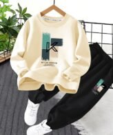 طقم للأولاد يتكون من قطعتين، بلوفر بأكمام طويلة وبتصميم رسومي تجريدي وبنطلون سادة بتصميم عصري ومريح