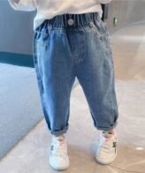 بنطلون جينز بخصر مطاطي ويحتوي على جيوب جانبية