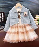 فستان بناتي بأكمام طويلة مع جاكت جينز بأكمام طويلة تصميم راقي وحديث للفتيات الصغيرات.