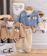 طقم ولادي راقي يتكون من تيشيرت وجاكت بأكمام طويلة وبنطلون للأولاد الصغار