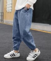 بنطلون جينز للأولاد بقصة رياضية يتميز بخصر مرن ويحتوي على جيوب جانبية وخلفية