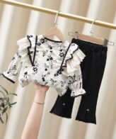 طقم بناتي يتكون من قطعتين شميز بأكمام طويلة مزين بكشكشة على الأكتاف وبنطلون بتصميم فرنسي