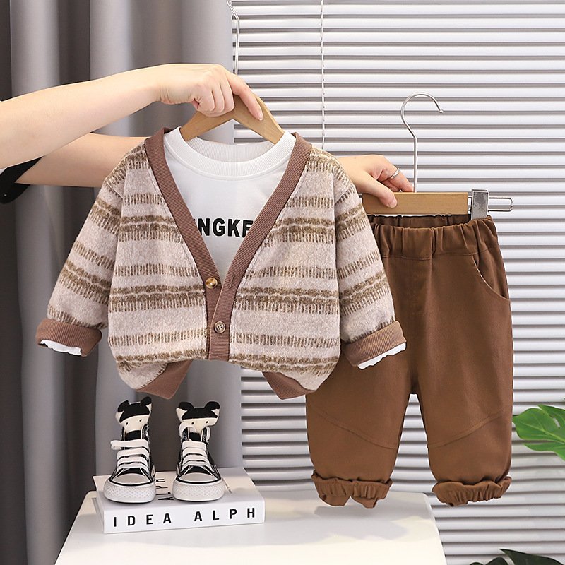 طقم ولادي يتكون من ثلاث قطع فنيلا بأكمام طويلة وسترة بأكمام طويلة وبنطلون