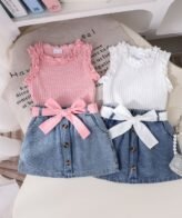 طقم بناتي يتكون من قطعتين بلوزة بدون أكمام وتنورة مع ربطة خصر