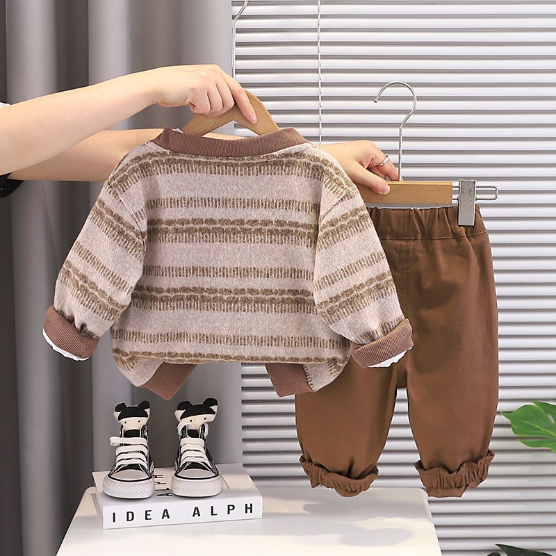 طقم ولادي يتكون من ثلاث قطع فنيلا بأكمام طويلة وسترة بأكمام طويلة وبنطلون - الصورة 2