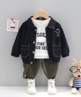 طقم ولادي يتكون من ثلاث قطع فنيلا وجاكيت بأكمام طويلة وبنطلون