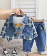 طقم ولادي يتكون من ثلاث قطع فنيلا وشميز بأكمام طويلة وبنطلون جينز بخصر مرن