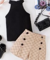 طقم بناتي مكون من بلوزه بدون اكمام وشورت بتصميم جذاب