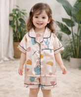 طقم بيجاما بناتي  مكون من شميز بأكمام قصيره وشورت بتصميم جذاب